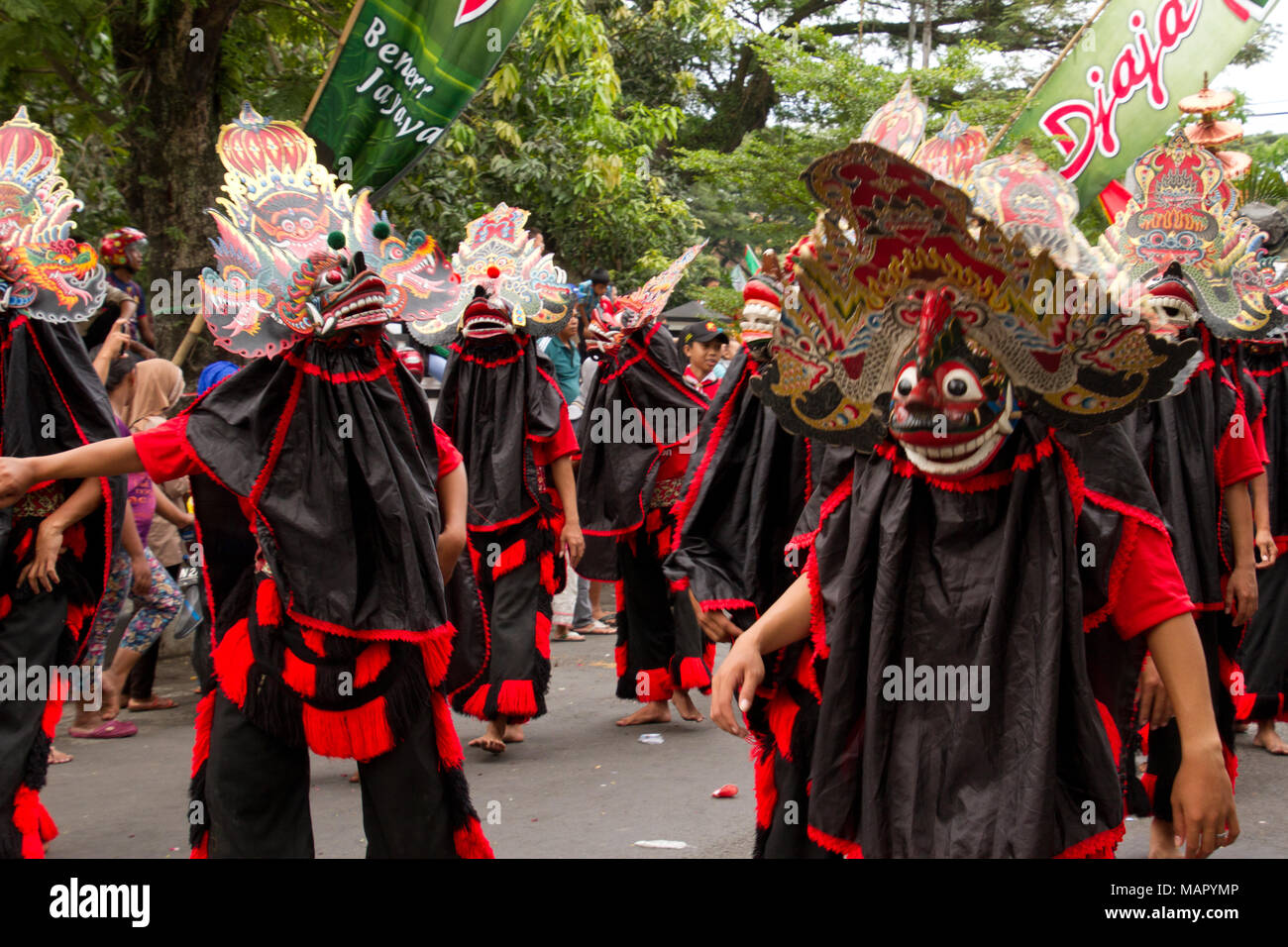 Indonesische Männer in Masken, die sich in einem Karneval feiern Malang ist 101. Jähriges bestehen, Malang, Ost Java, Indonesien, Südostasien, Asien Stockfoto