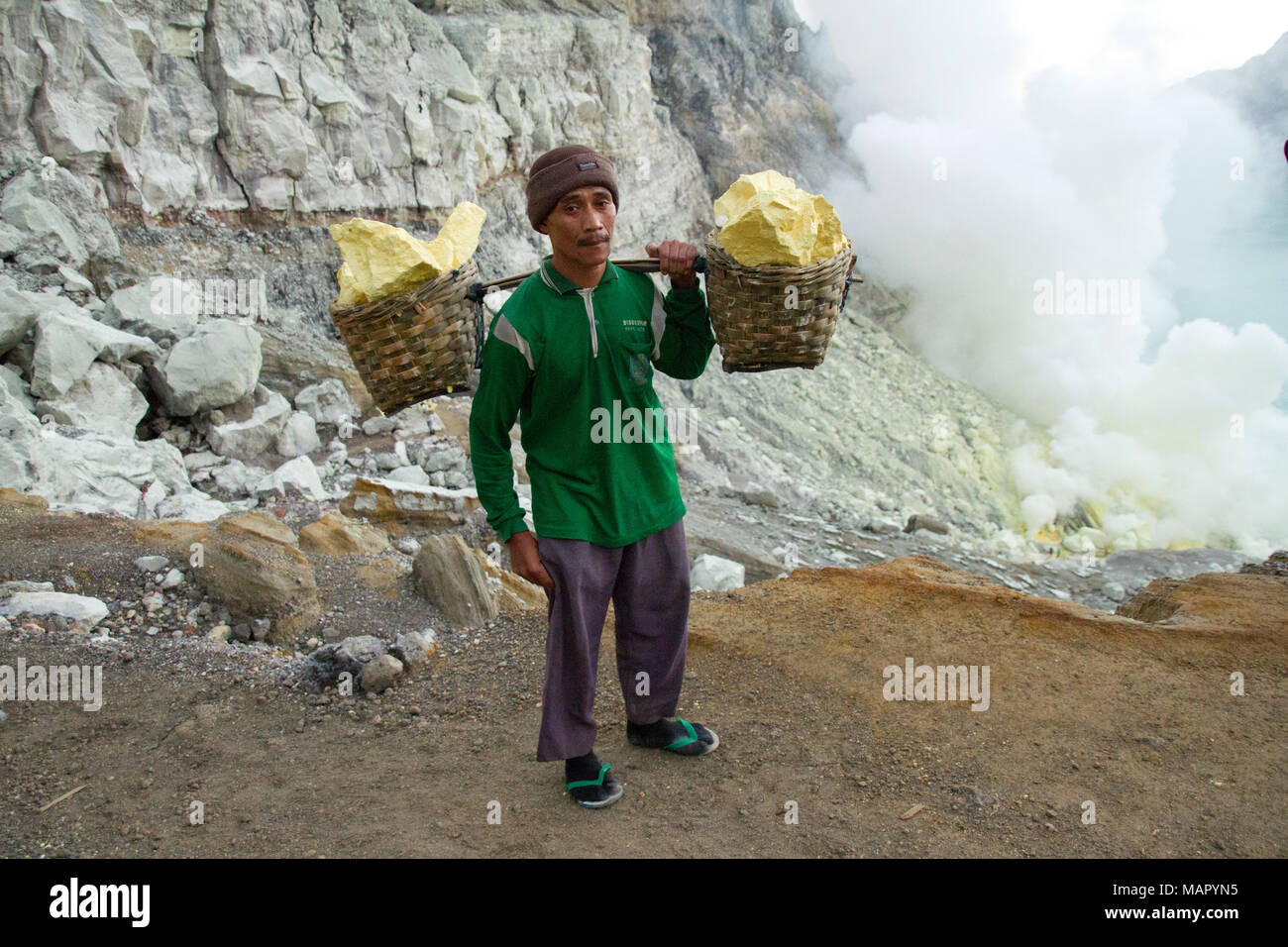 Schwefel Miner von ijen Vulkan, Ost Java, Indonesien, Südostasien, Asien Stockfoto