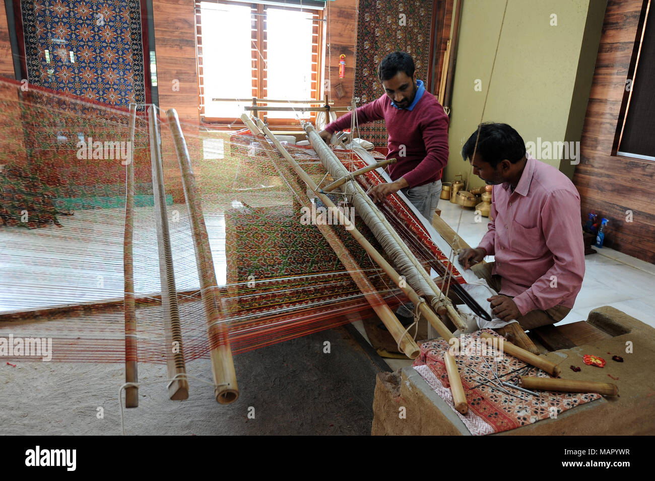 Zwei Männer, die zusammen ein komplexes Double ikat Patola sari zu weben mit einem Kabelbaum Webstuhl zu Abgeschrägt, Patan, Gujarat, Indien, Asien Stockfoto