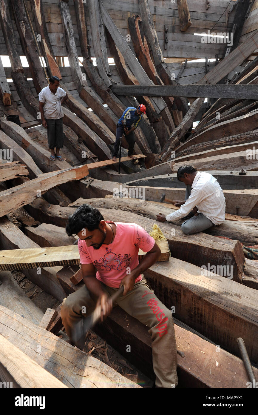 Tischler arbeiten ein Ozean hölzernen Dhow völlig gehen von Hand zu bauen, Mandvi Werft, Gujarat, Indien, Asien Stockfoto
