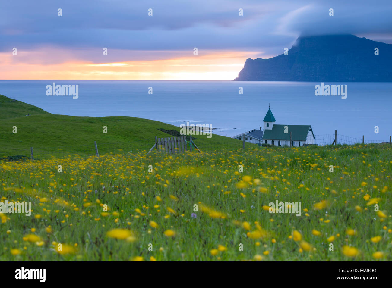Kirche auf das Meer in Richtung Insel Kalsoy, Gjogv, Eysturoy Island, Färöer, Dänemark, Europa Stockfoto