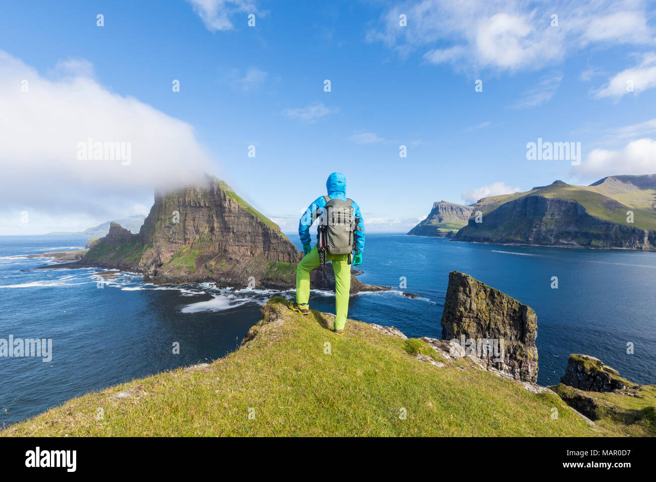 Denn der Mensch sieht auf das Meer Stapel von Drangarnir und Tindholmur Islet, Vagar Island, Färöer, Dänemark, Europa Stockfoto