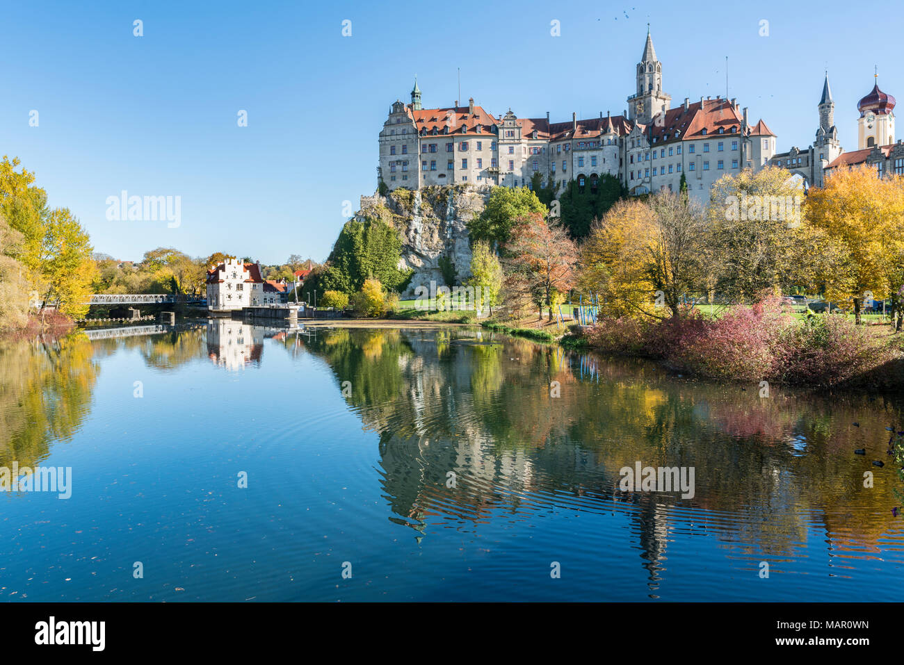 Schloss Sigmaringen, spiegelt sich in der Donau, Sigmaringen, Baden-Württemberg, Deutschland, Europa Stockfoto