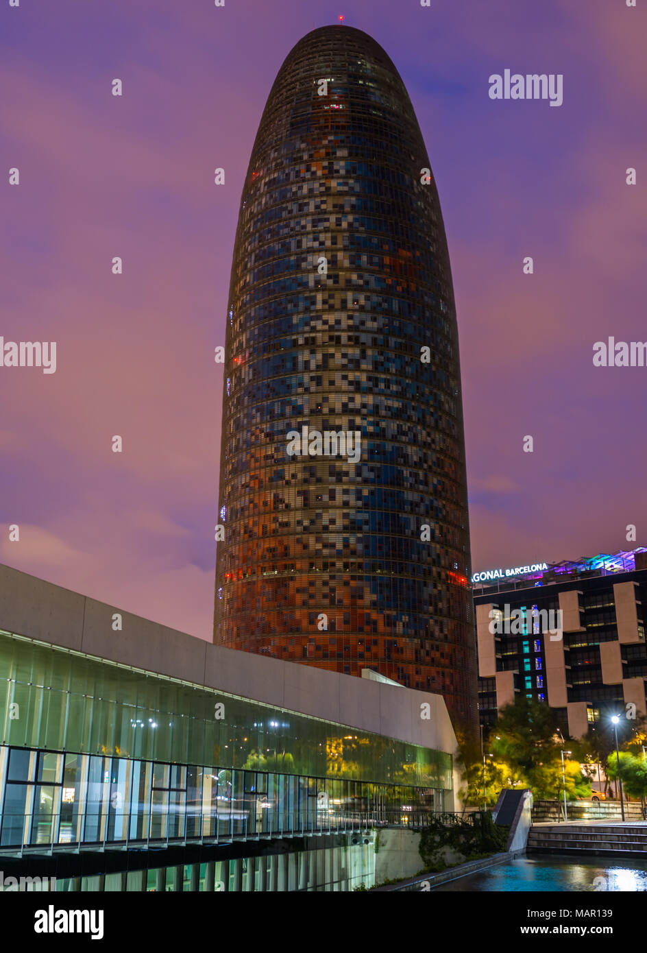 Disseny Hub Barcelona und Wolkenkratzer Torre Agbar bei Sonnenuntergang, Jean Nouvel, Paris, Barcelona, Katalonien, Spanien, Europa Stockfoto