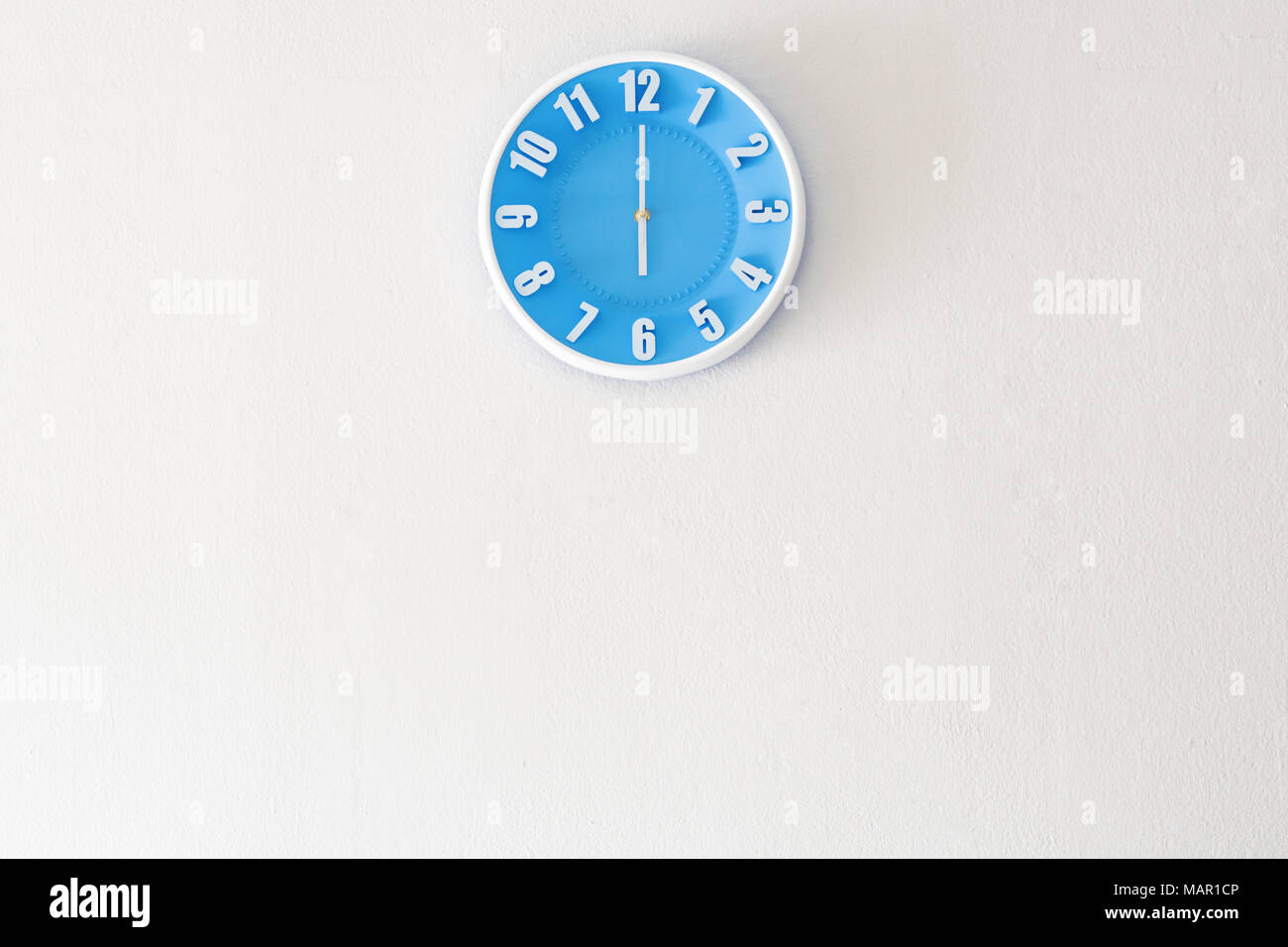 Guten Morgen oder Abend mit 6:00 uhr auf weißem Beton Wand innen Hintergrund mit Kopie Raum, Message Board Konzept. Guten Morgen oder evenin Stockfoto