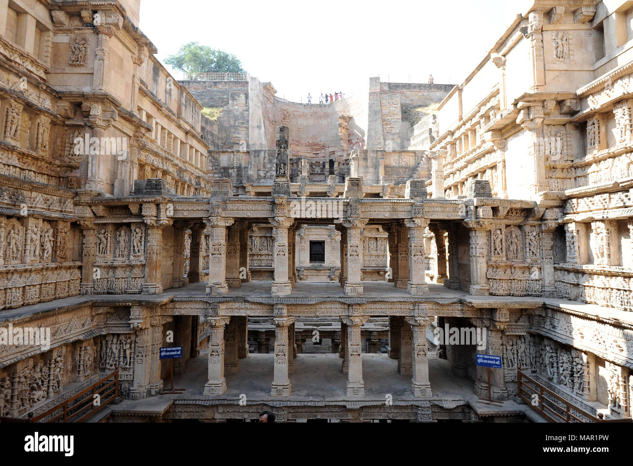 Kunstvoll geschnitzten 11. Jahrhundert Chaulukya Dynastie Rani ki Vav stepwell, Weltkulturerbe der UNESCO, Patan, Gujarat, Indien, Asien Stockfoto Kunstvoll geschnitzten 11. Jahrhundert Chaulukya Dynastie Rani ki Vav stepwell, Weltkulturerbe der UNESCO, Patan, Gujarat, Indien, Asien Stockfoto