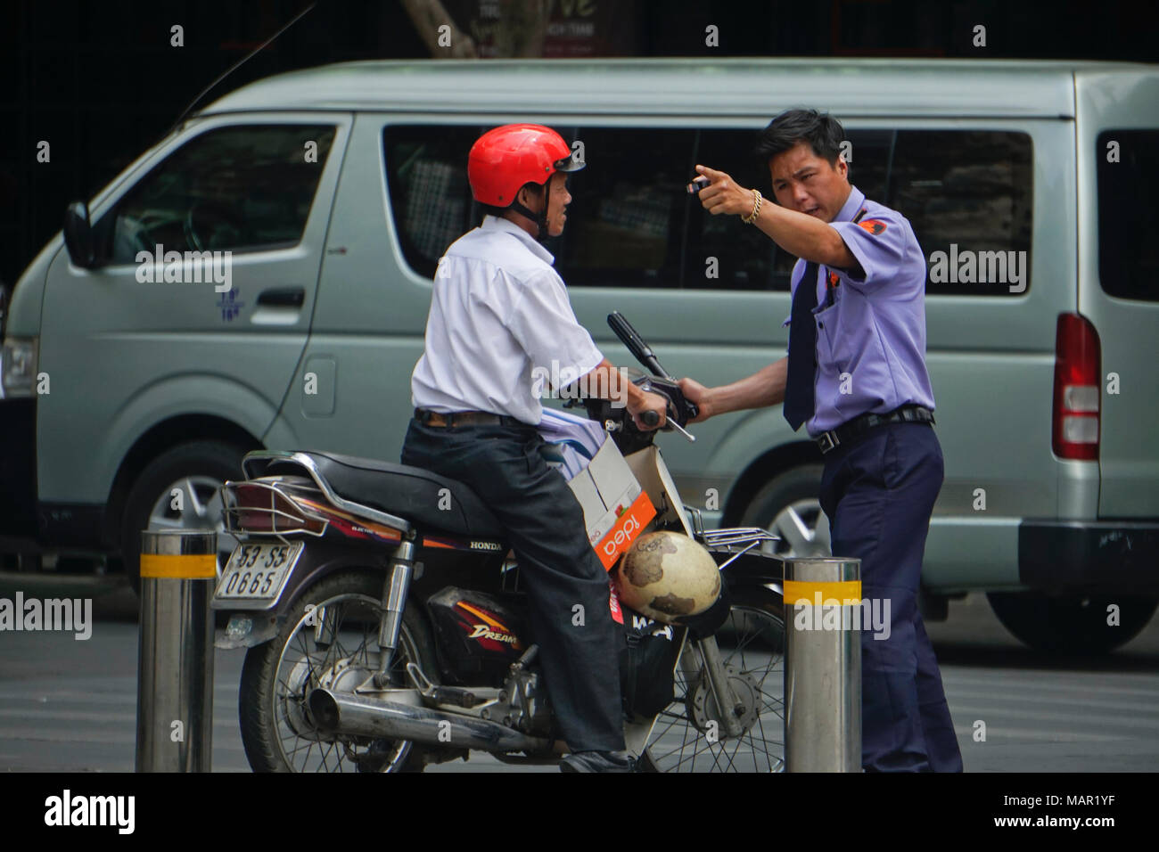 Vietnamesische Polizisten geben eine Warnung für Motorradfahrer, Ho Chi Minh City (Saigon), Vietnam Stockfoto