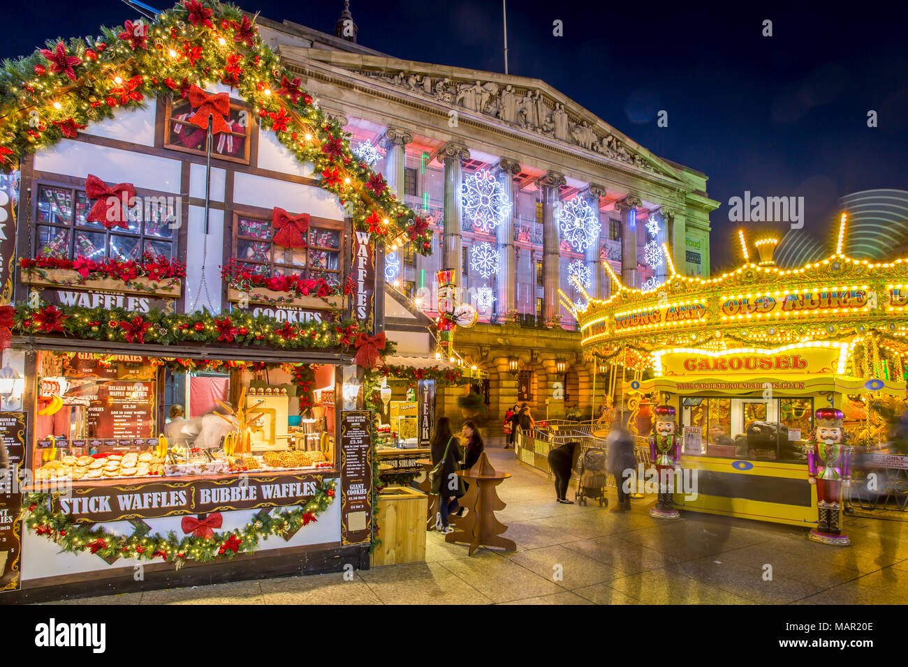 Weihnachtsmarkt, Karussell und Stadtrat Gebäude am Alten Markt in der Dämmerung, Nottingham, Nottinghamshire, England, Vereinigtes Königreich, Europa Stockfoto