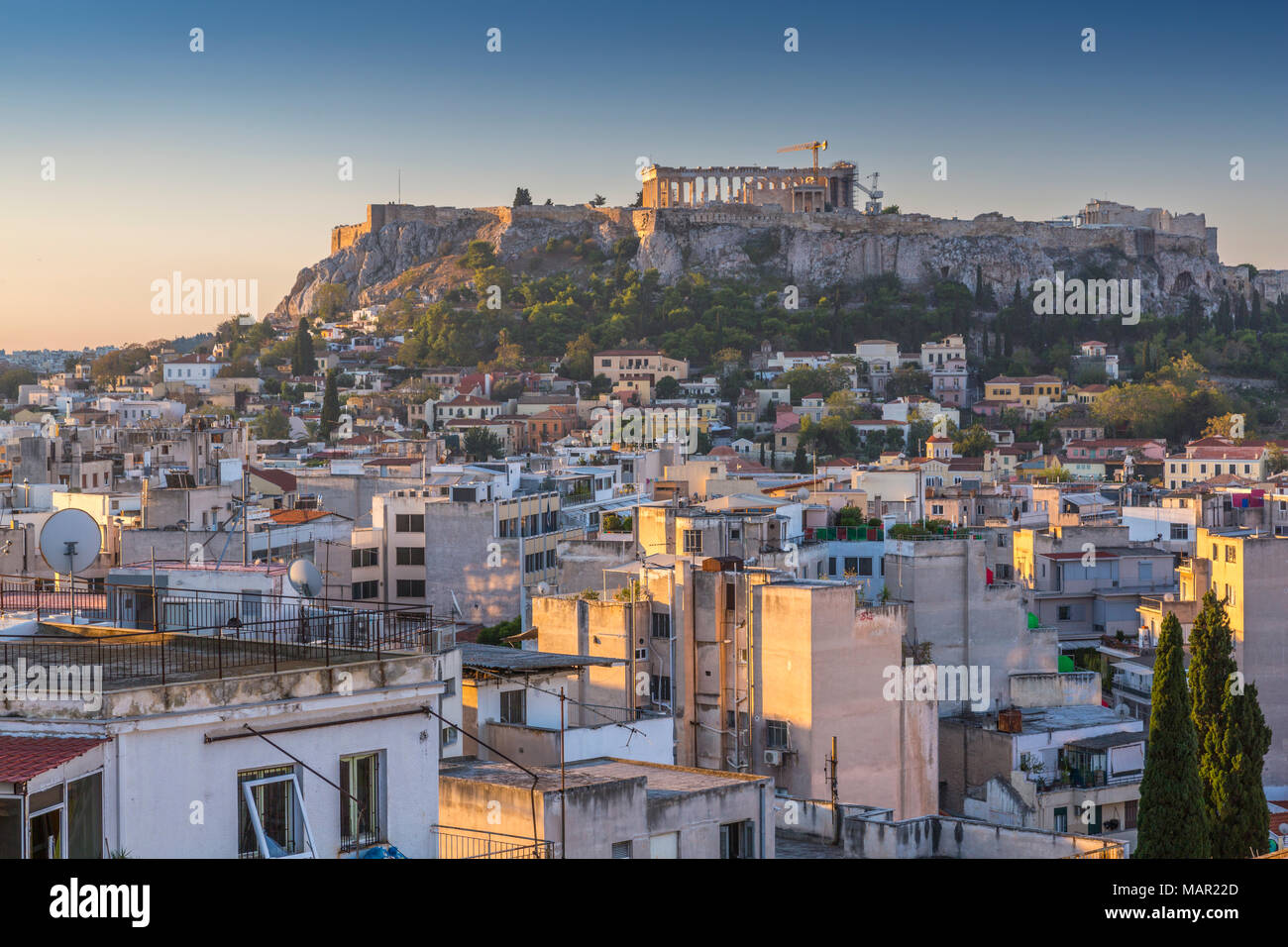 Elavated Blick auf die Akropolis in der Morgendämmerung aus dem Stadtteil Monastiraki, Athen, Griechenland, Europa Stockfoto