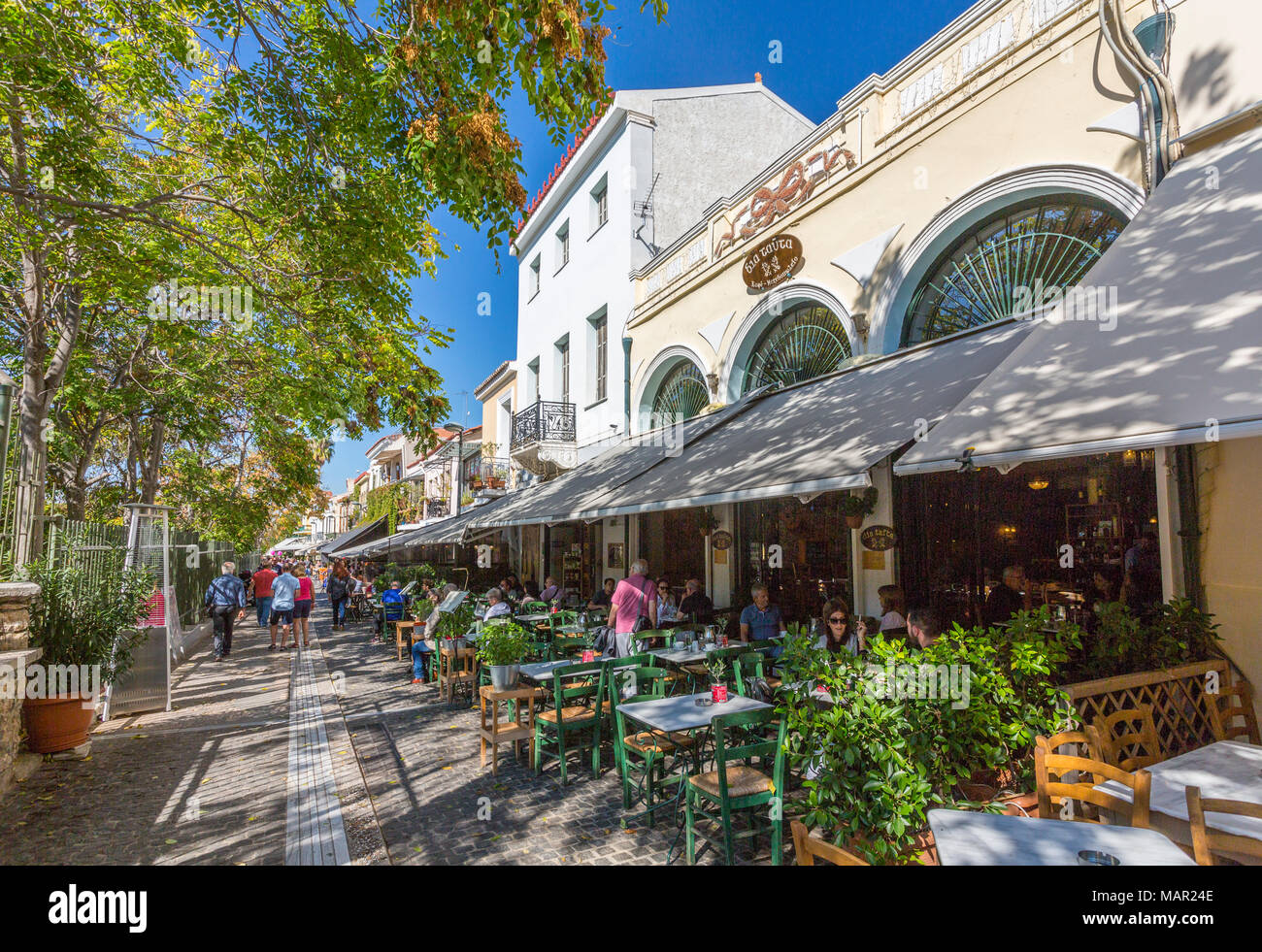 Restaurants entlang der Adrianou während am späten Nachmittag, Stadtteil Monastiraki, Athen, Griechenland, Europa Stockfoto