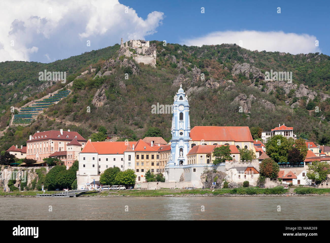 Blick über die Donau auf Stiftskirche und Burgruinen, Durnstein, Wachau, Niederösterreich, Europa Stockfoto