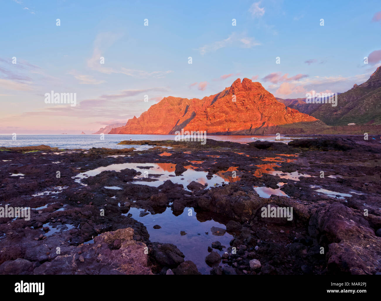 Küste und Anagagebirge bei Sonnenuntergang, Punta del Hidalgo, Teneriffa, Kanarische Inseln, Spanien, Atlantik, Europa Stockfoto