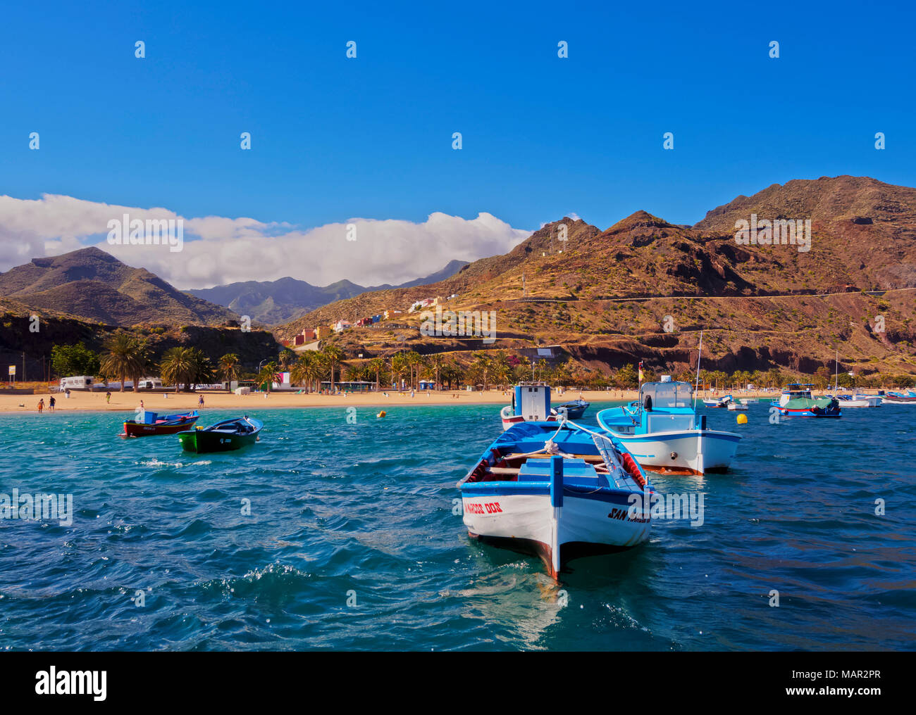 Bunte Fischerboote durch den Las Teresitas Strand, San Andres, Teneriffa, Kanarische Inseln, Spanien, Atlantik, Europa Stockfoto