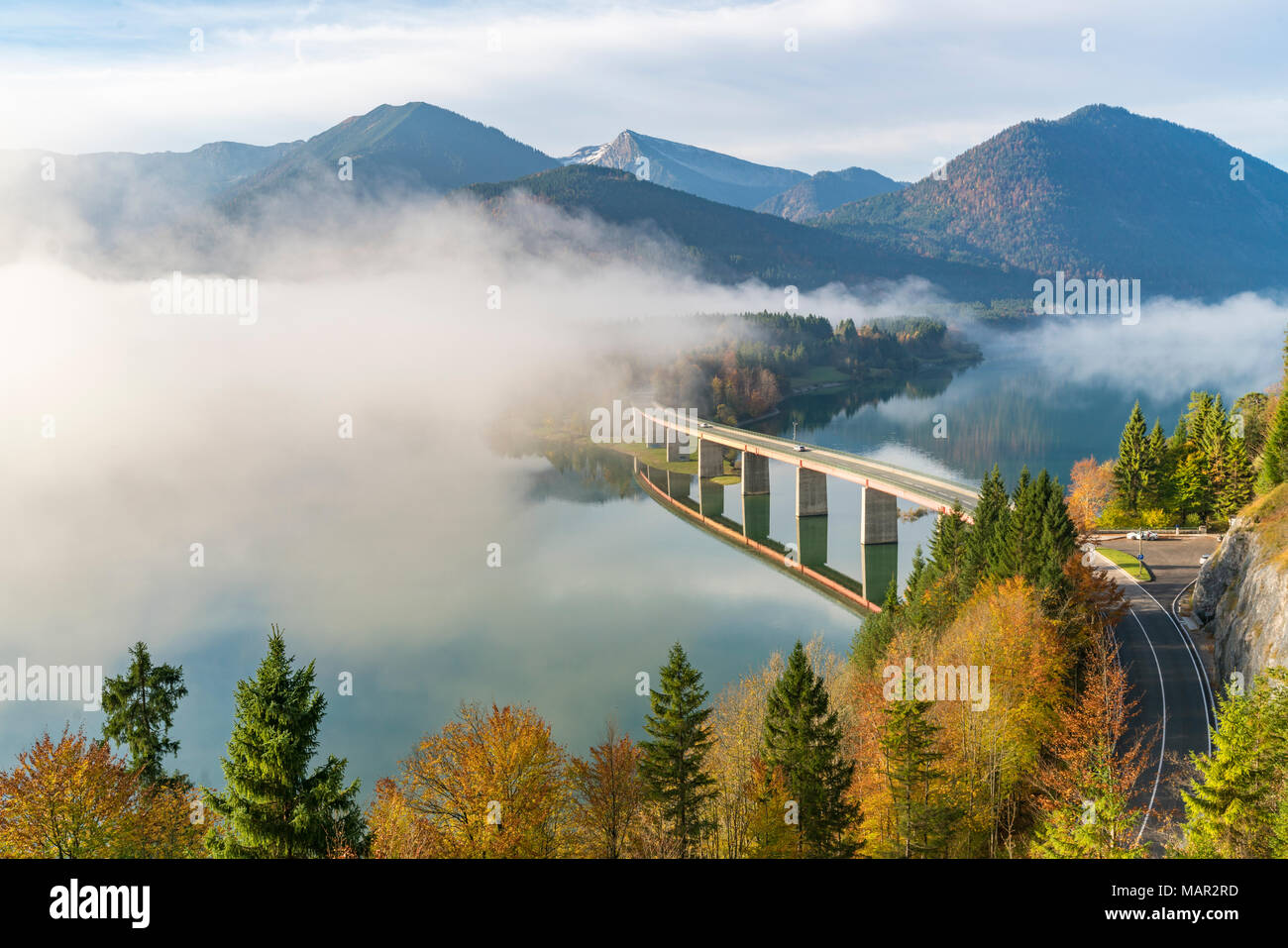 Sylvenstein See und die Brücke durch den Nebel umgeben, Bad Tolz-Wolfratshausen Bezirk, Bayern, Deutschland, Europa Stockfoto