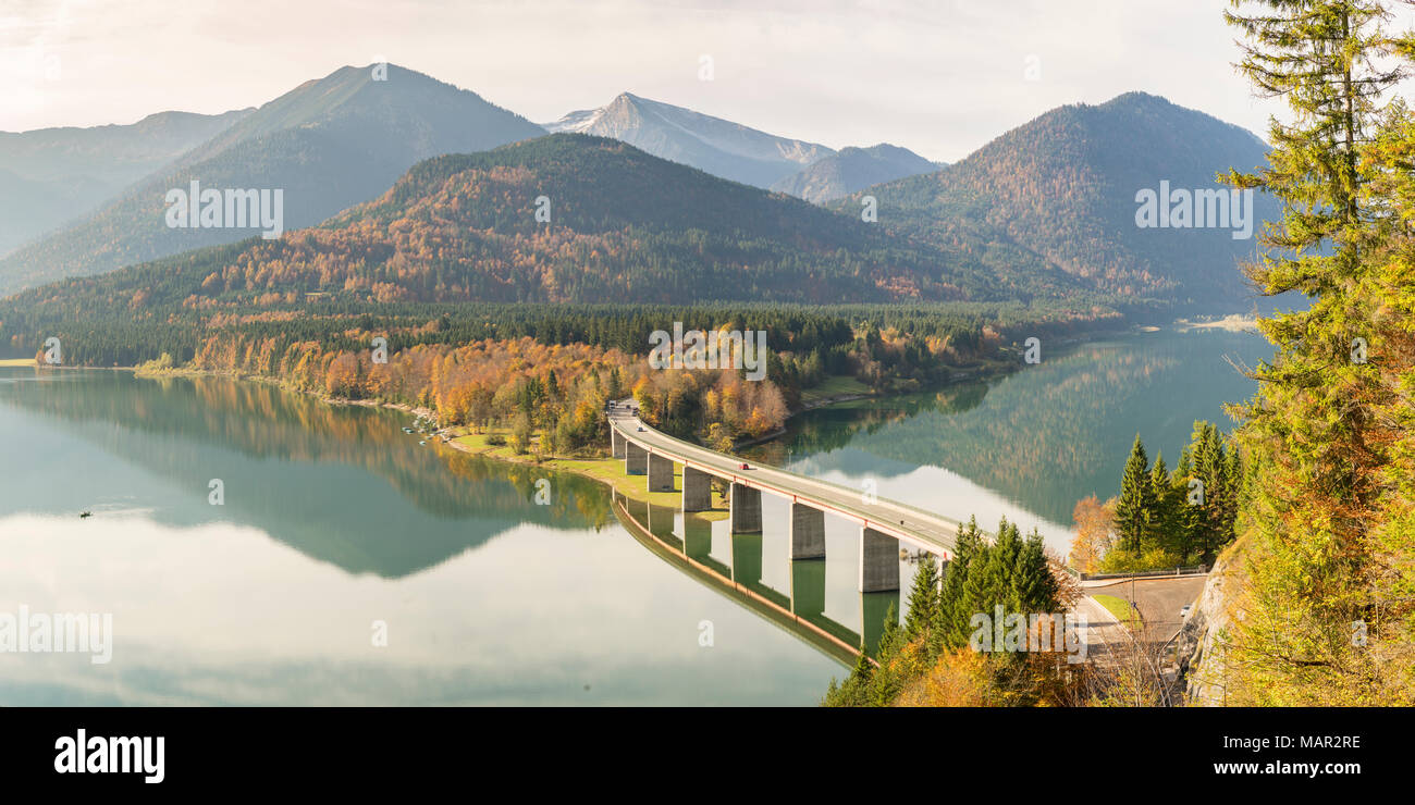 Sylvenstein See und die Brücke im Herbst, Bad Tolz-Wolfratshausen Bezirk, Bayern, Deutschland, Europa Stockfoto
