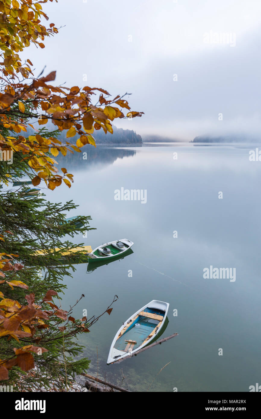 Boote auf dem See im Herbst Sylvenstein, Bad Tolz-Wolfratshausen Bezirk, Bayern, Deutschland, Europa Stockfoto