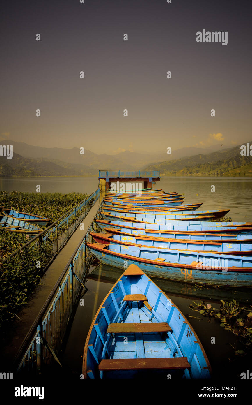 Boote im Hafen auf den Fewasee, Pokhara, Nepal, Asien Stockfoto