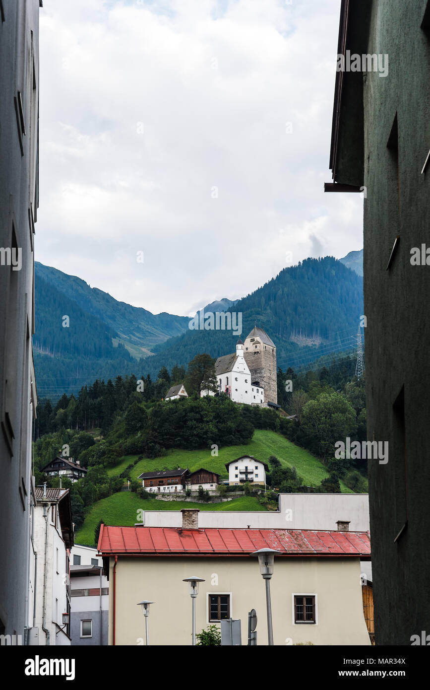 Blick auf die malerische Altstadt von Schwaz in Tirol in der Nähe von Innsbruck. Stockfoto