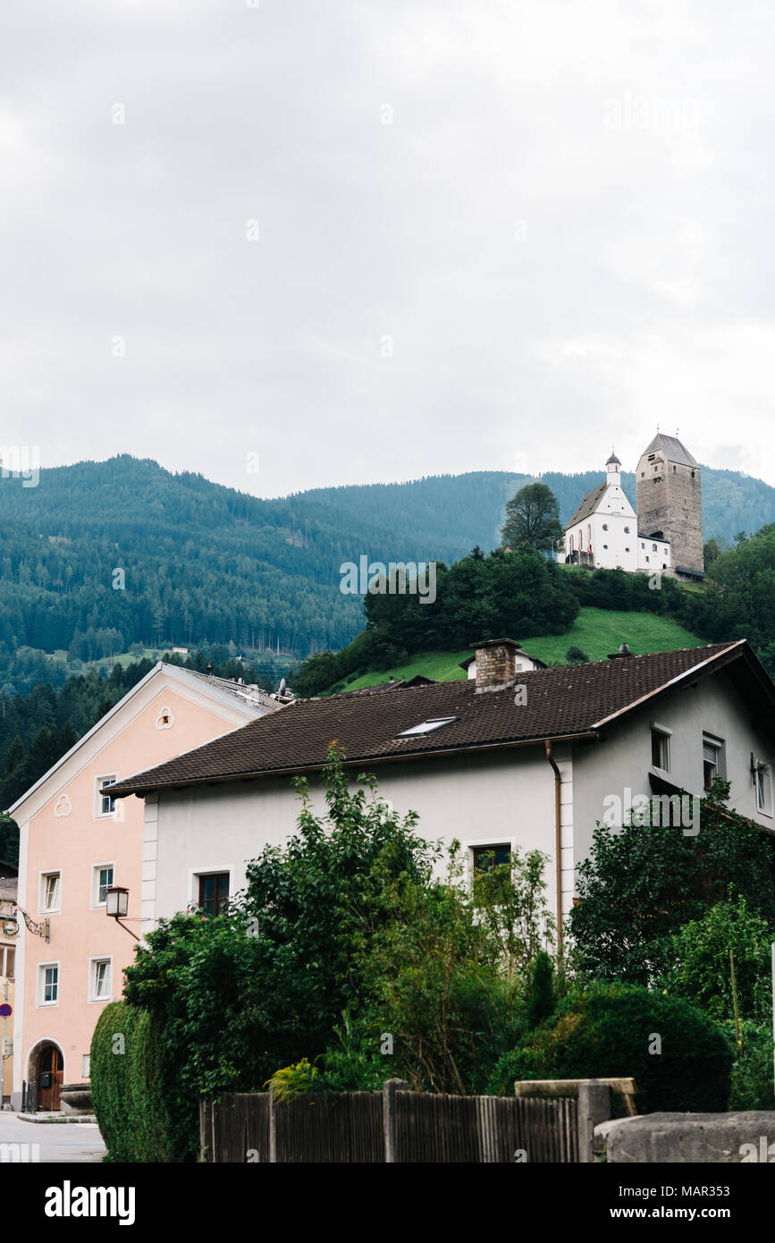 Blick auf die malerische Altstadt von Schwaz in Tirol in der Nähe von Innsbruck. Stockfoto