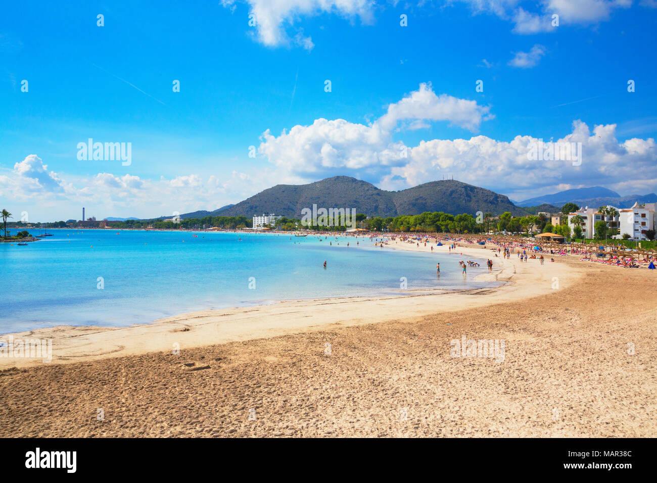 Strand von Port de Alcudia, Mallorca (Mallorca), Balearen, Spanien, Mittelmeer, Europa Stockfoto