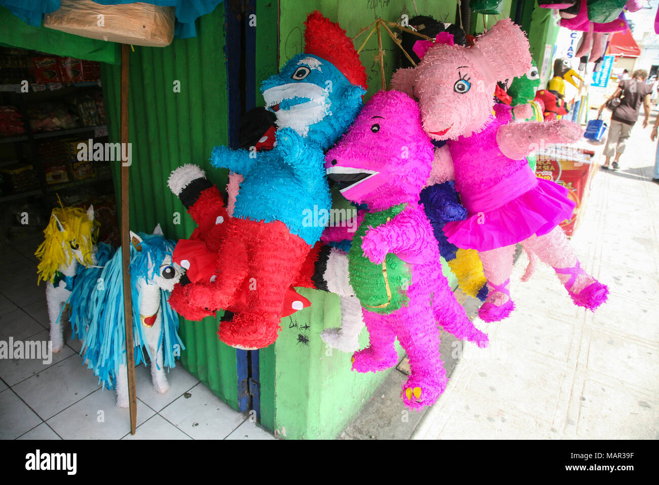 MERIDA, MEXIKO - 12. März 2012: menschliche Größe traditionelle Paper Dolls auf einem lokalen Markt in Merida, Yucatan, Mexiko verkauft. Stockfoto