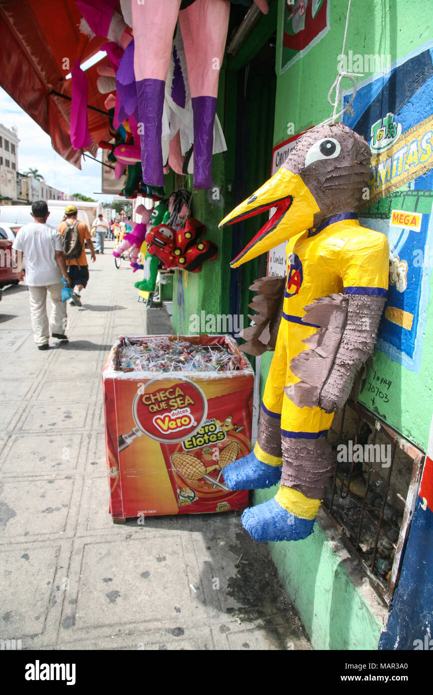 MERIDA, MEXIKO - 12. März 2012: menschliche Größe traditionelle Paper Dolls auf einem lokalen Markt in Merida, Yucatan, Mexiko verkauft. Stockfoto