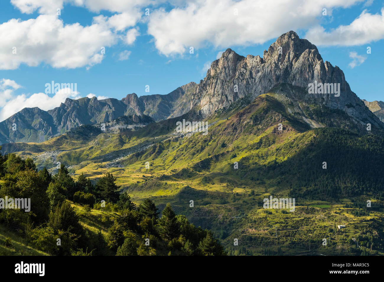Die 2282 m Pena Foratata, nicht das höchste, sondern die berühmten Peak in der oberen Tena Tal, Sallent de Gallego, Pyrenäen, Huesca, Spanien, Europa Stockfoto
