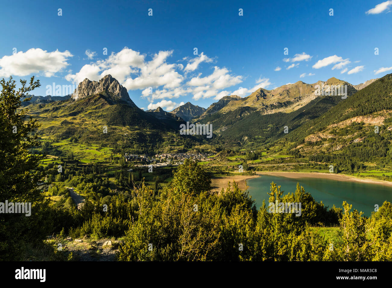 Pena Foratata Peak, lanuza See und malerischen Tena Tal Berg Stadt, Sallent de Gallego, Pyrenäen, Provinz Huesca, Spanien, Europa Stockfoto