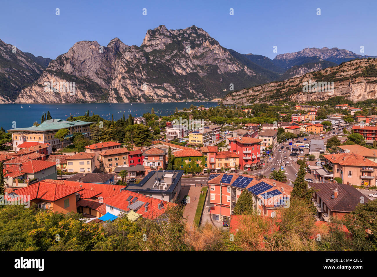 Panoramablick auf den Gardasee und den Hafen von Torbole, Gardasee, Provinz Trient, Italienische Seen, Italien, Europa Stockfoto