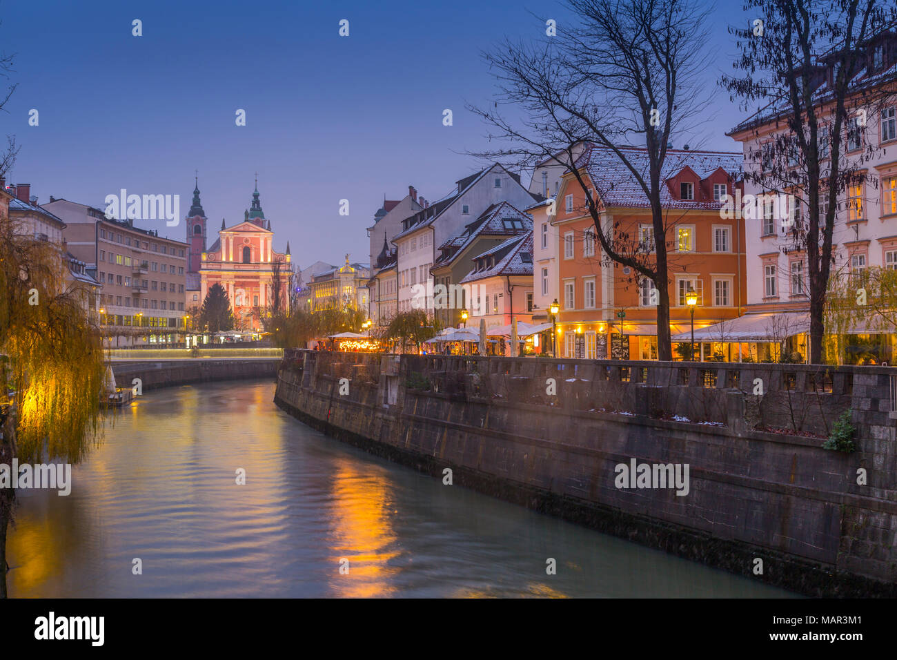 Reich verzierte Fassade der Franziskaner Kirche der Verkündigung und der Fluss Ljubljanica bei Dämmerung, Ljubljana, Slowenien, Europa Stockfoto