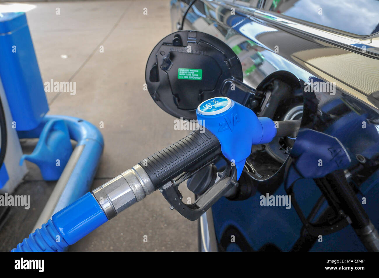 Tankstelle Auto ist mit bleifreiem Super 95 Benzin betankt. In Deutschland fotografiert. Stockfoto