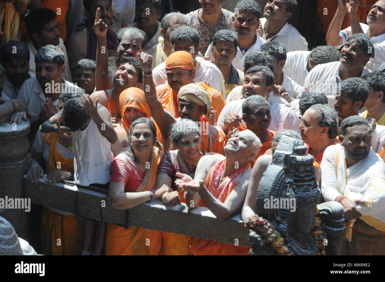 Mahamastakabhisheka Festival - die Salbung des Bahubali Gommateshwara Statue bei Shravanabelagola in Karnataka, Indien. Es ist eine wichtige Stockfoto