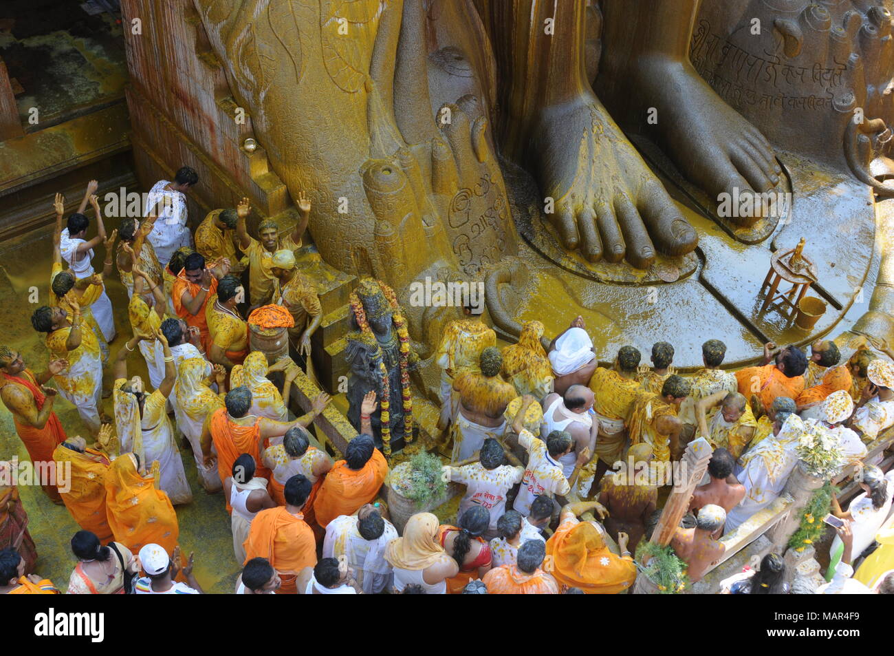 Mahamastakabhisheka Festival - die Salbung des Bahubali Gommateshwara Statue bei Shravanabelagola in Karnataka, Indien. Es ist eine wichtige Stockfoto