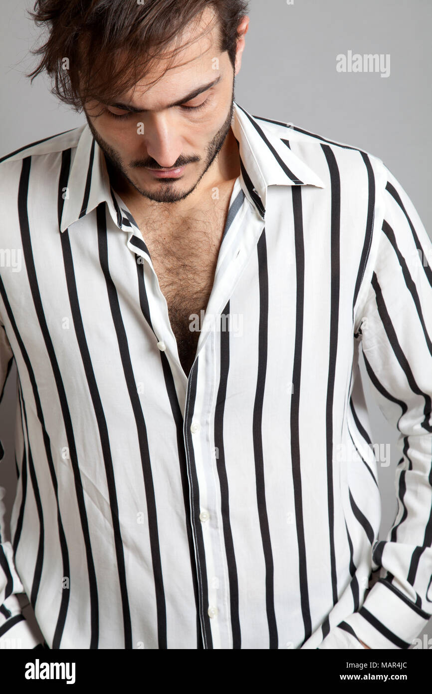 Mann im gestreiften Hemd Stockfoto