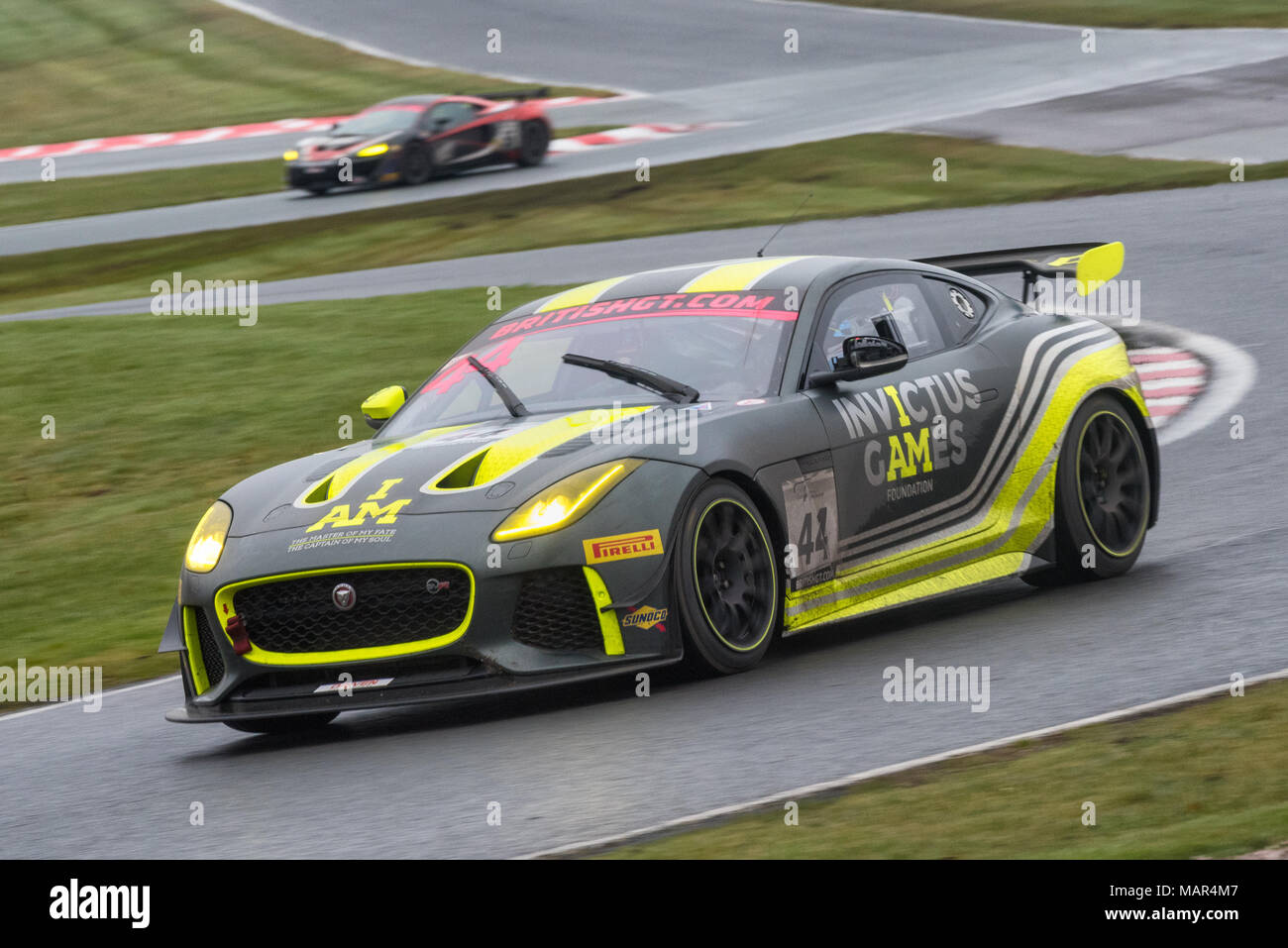 Invictus Games Racing Jaguar F-Type SVR GT4 Auto 44 Während der 1. Runde der britischen GT in Oulton Park, Cheshire, Großbritannien Stockfoto