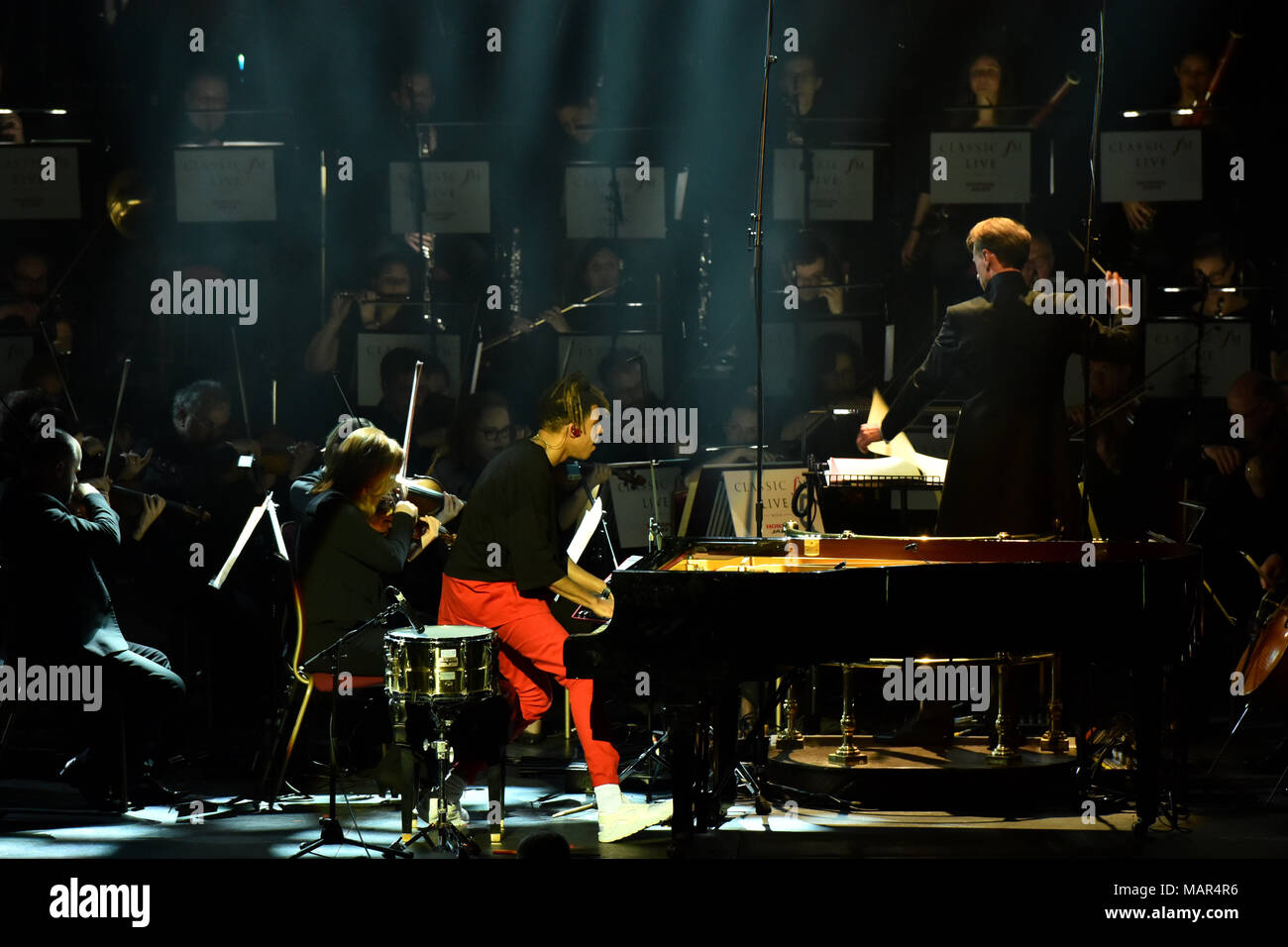 Tokio Myers mit dem Royal Liverpool Spitzenbank, durchgeführt von Maxine Tortelier, bei Classic FM Live in der Londoner Royal Albert Hall, inszeniert von beliebtesten klassischen Music Station in Großbritannien. Stockfoto