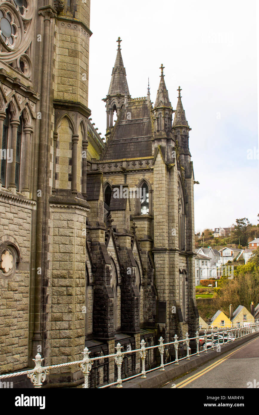 Auf der Dachterrasse, Säulen und Türme der gotischen Stil St Colmans Römisch-katholische Kathedrale in der Stadt Cobh in der Grafschaft Cork Irland Stockfoto