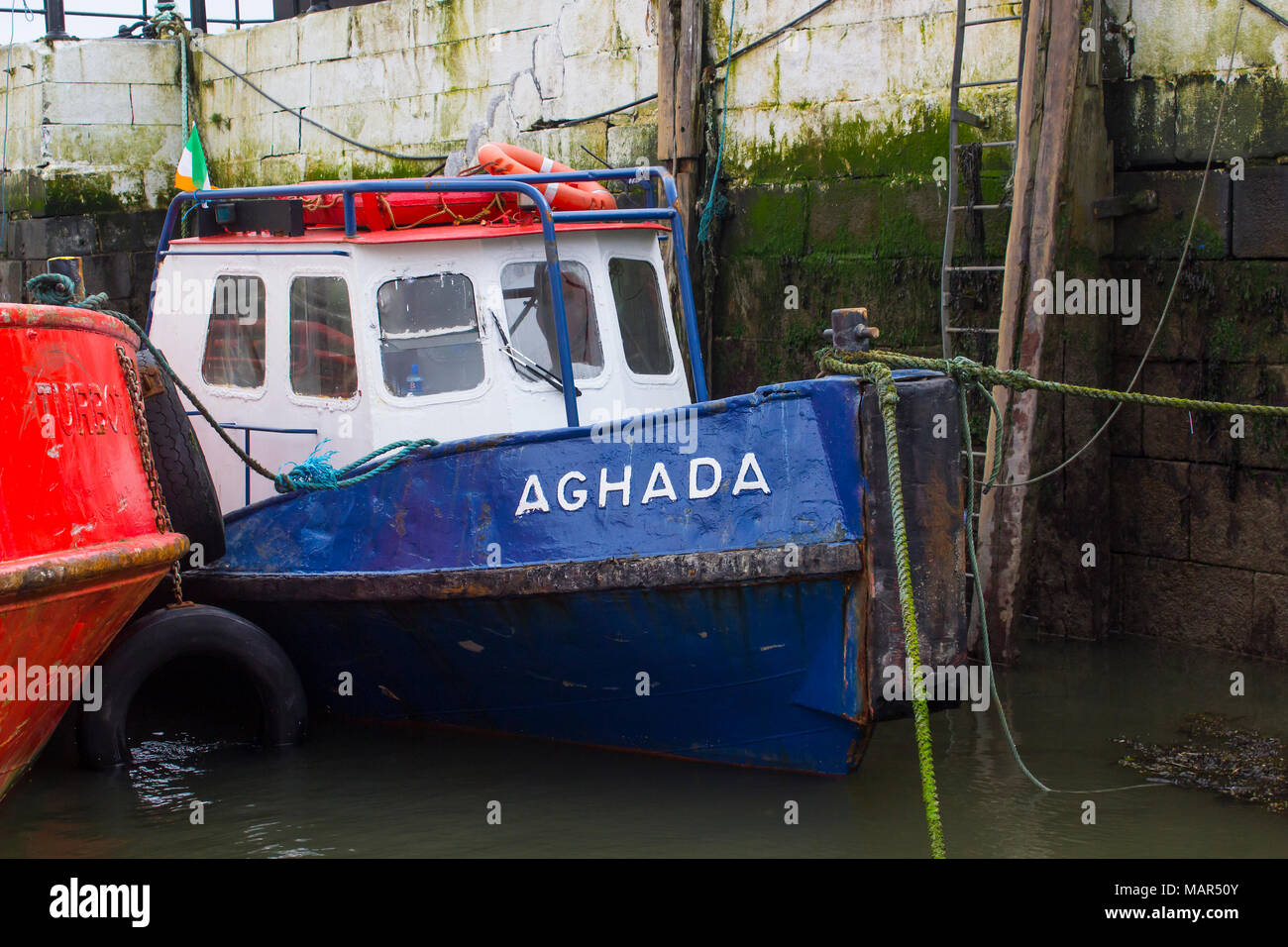 16. März 2018 kleine Boote in dem kleinen malerischen Hafen von Cobh Cork Irland Günstig Stockfoto