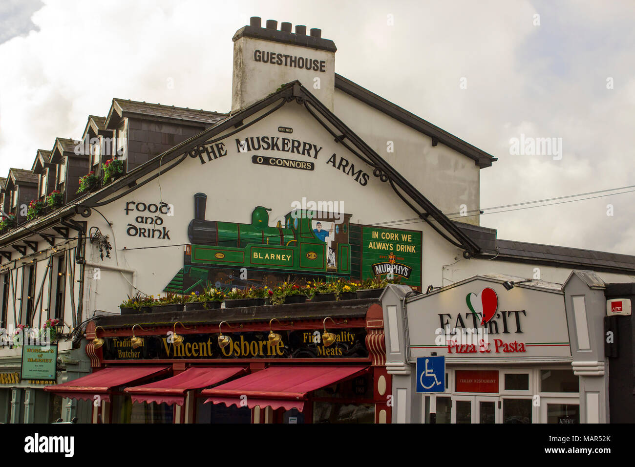 Blarney Cork Irland die Beschilderung auf der Giebelwand des Muskerry Arme ein traditionelles irisches Pub an der Hauptstraße der Stadt Stockfoto
