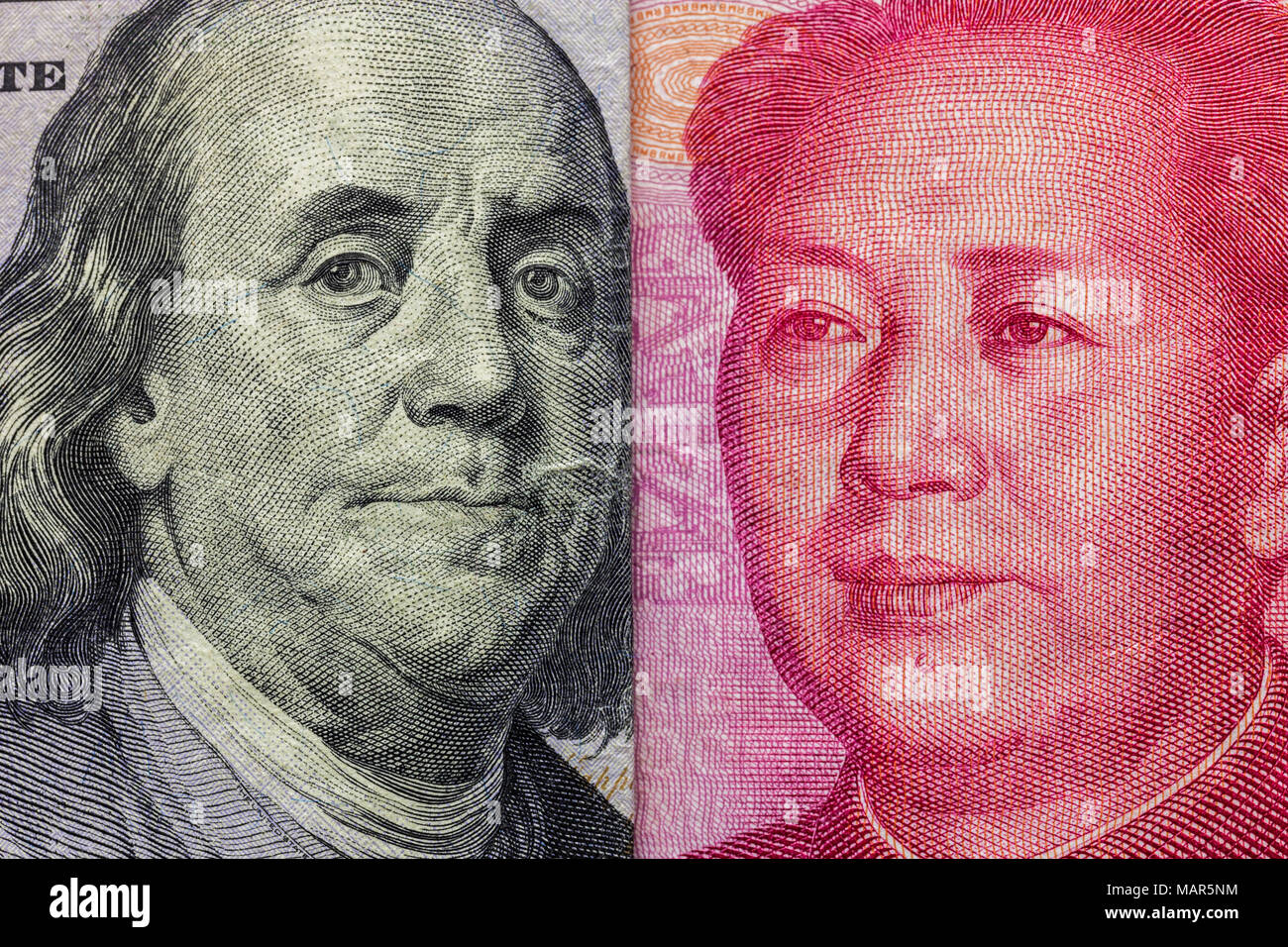 Nahaufnahme von hundert Dollar und 100 Yaun Banknoten mit Schwerpunkt auf Portraits von Benjamin Franklin und Mao Tse-tung/USA vs China trade Krieg Konzept Stockfoto