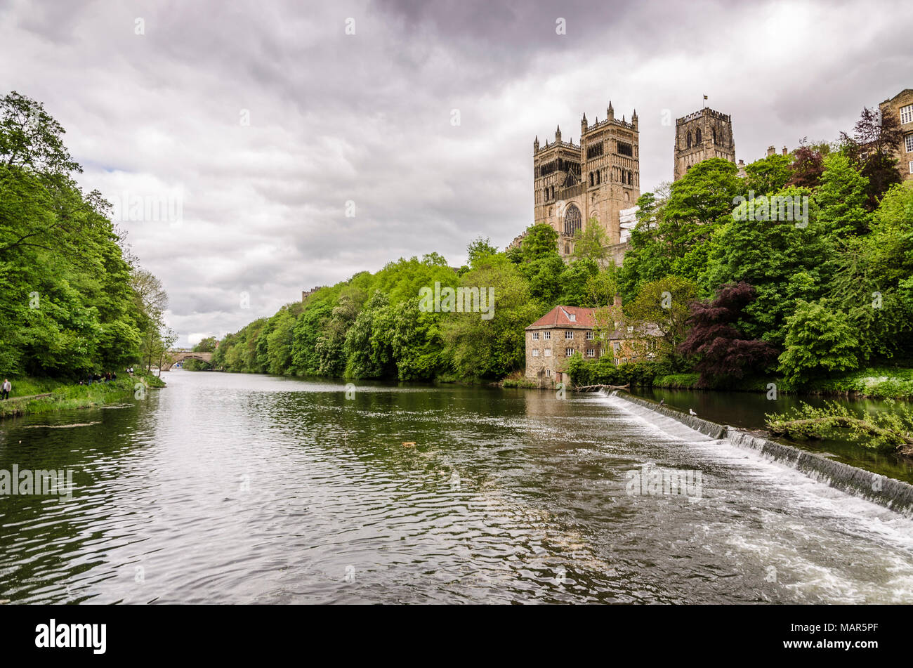 Durham Kathedrale und den Fluss von vorbiegungen Brücke Stockfoto