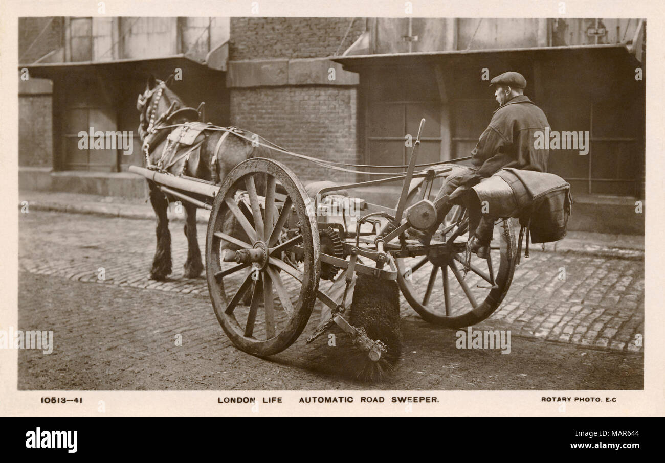 Alte Ansichtskarte eines automatischen Kehrmaschine von einem Leben in London Serie von Postkarten. Stockfoto