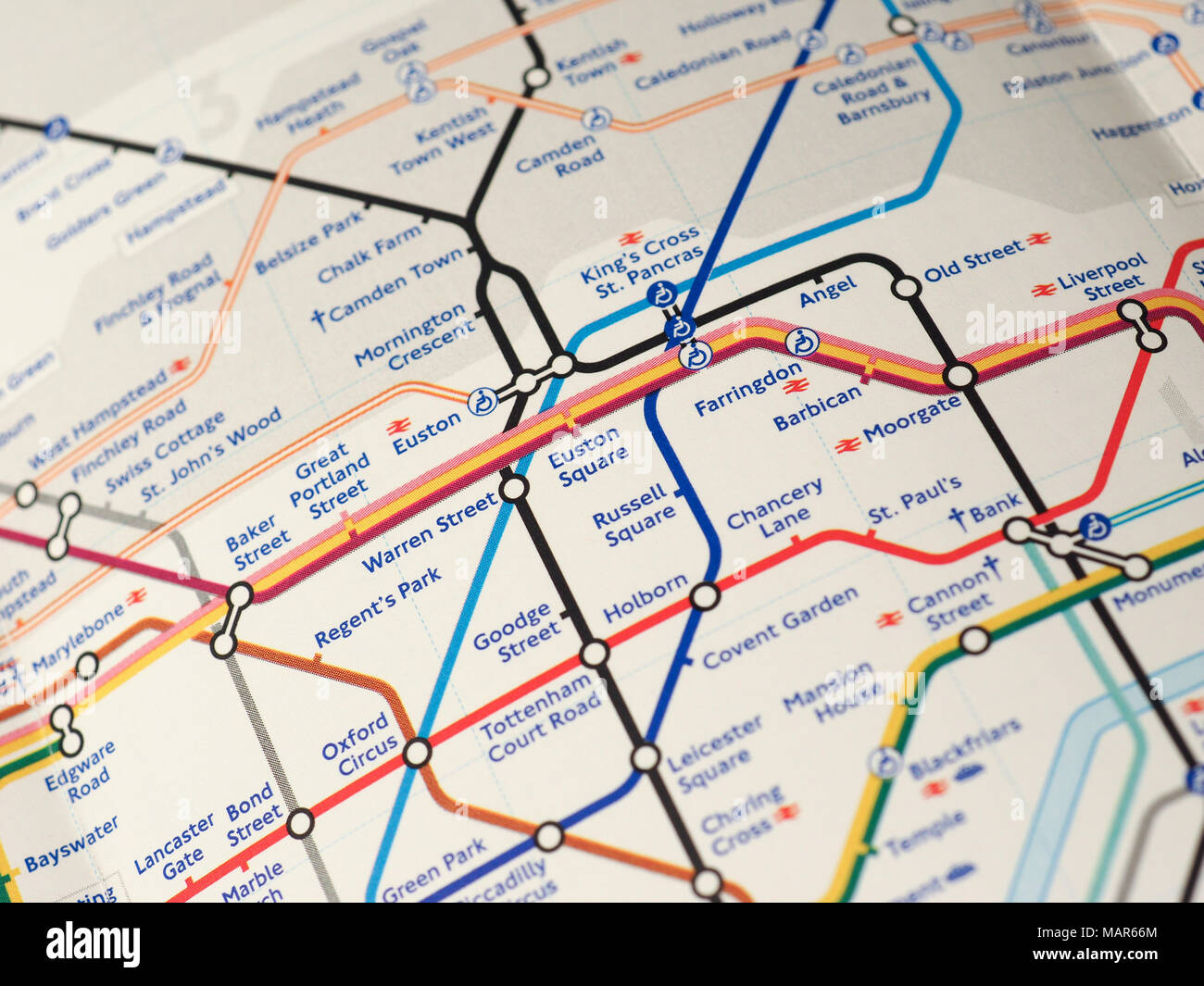 LONDON, GROSSBRITANNIEN - ca. 2018: Karte der Londoner U-Bahn U-Bahn Stationen mit selektiven Fokus auf Russel Square Stockfoto