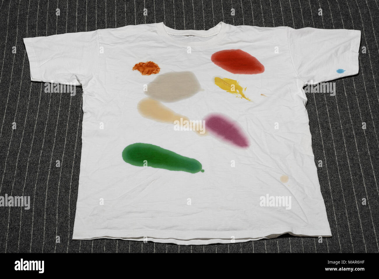 Shirt mit Flecken Flecken Fleck schmutzige Wäsche waschen Reinigungsmittel Stockfoto