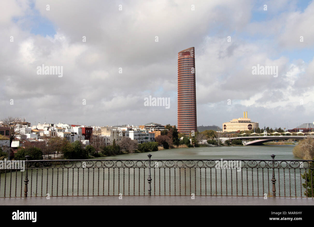 Blick von Triana Brücke in Sevilla Stockfoto