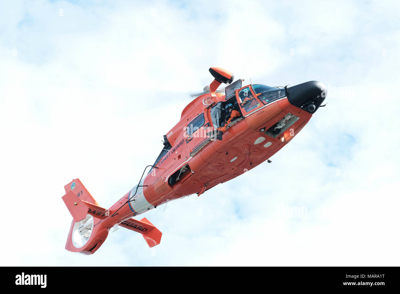 Einem MH-65 Dolphin Hubschrauber von Coast Guard Air Station Humboldt Bay in McKinleyville, Calif., schwebt in Position Patrick's Point State Park während Cliff rescue Training, 7. März 2018. Coast Guard Besatzungen routinemäßig Cliff rescue Training Qualifikationen zu erhalten und Kenntnisse in ihren Rettungstechniken im Falle einer Person in Not auf einer Klippe zu erhalten. (Küstenwache Foto von Chief Petty Officer Brandyn Hill) Stockfoto