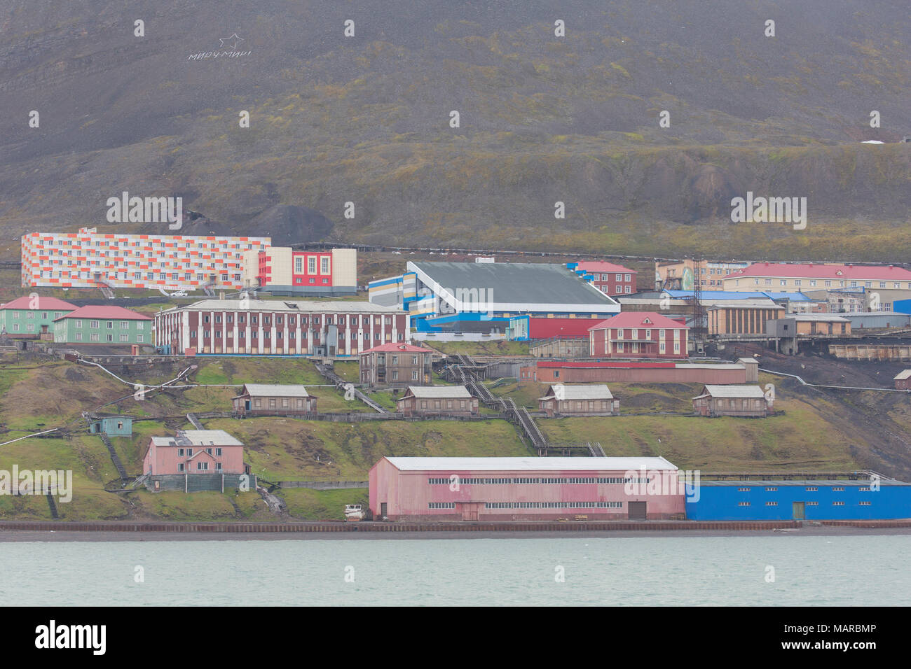 Blick auf die russischen Barentsburg auf Svalbard Stockfoto