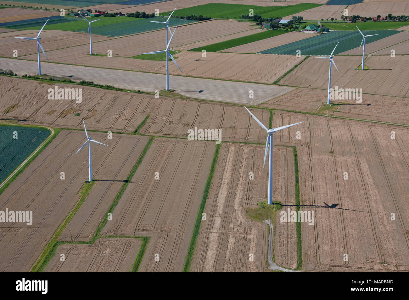 Windkraftanlagen aus der Luft gesehen. Dithmarschen, Schleswig-Holstein, Deutschland Stockfoto