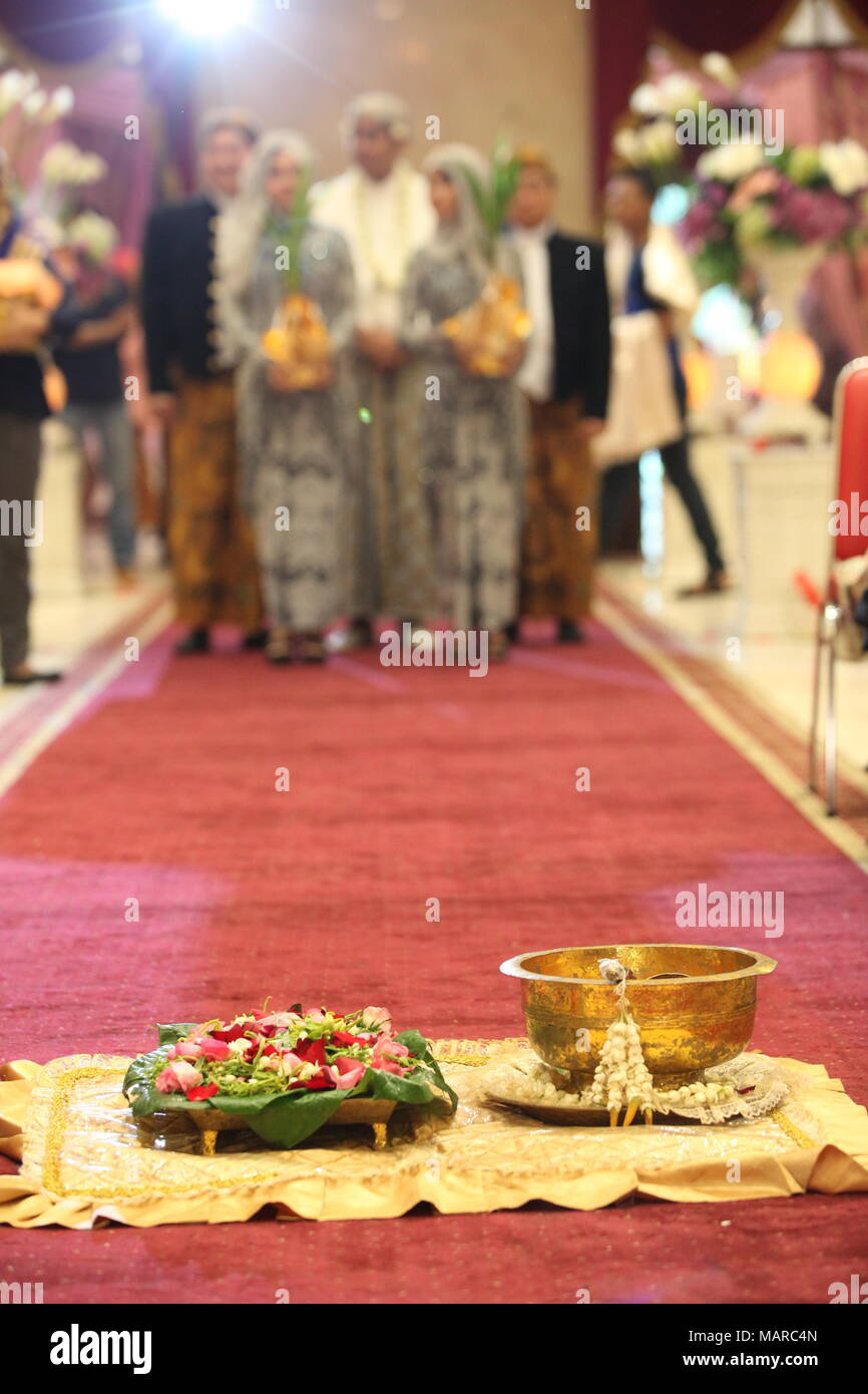 Waschen des Bräutigams Füße traditionelle indonesische Javanische Hochzeit Stockfoto