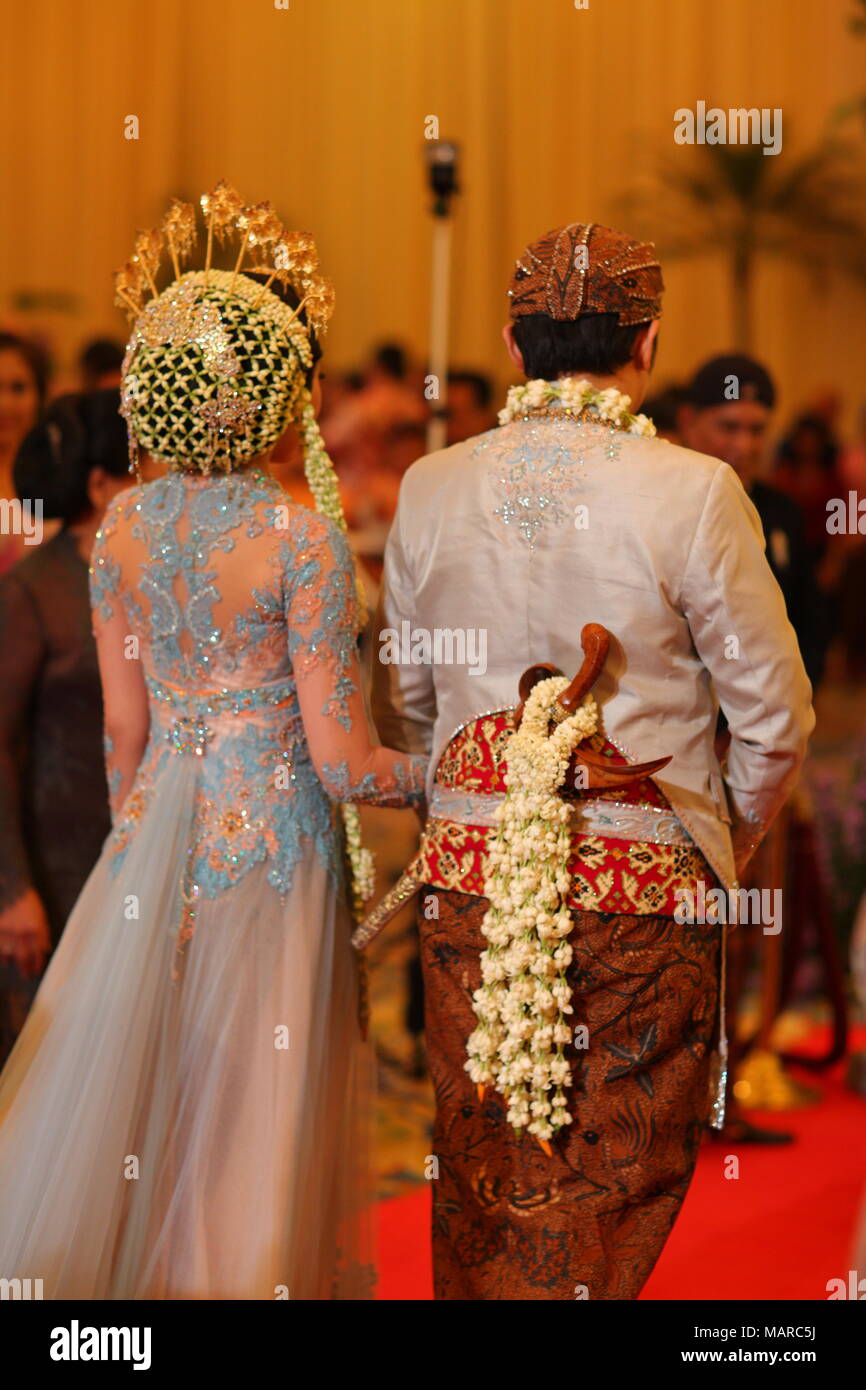 Waschen des Bräutigams Füße traditionelle indonesische Javanische Hochzeit Stockfoto
